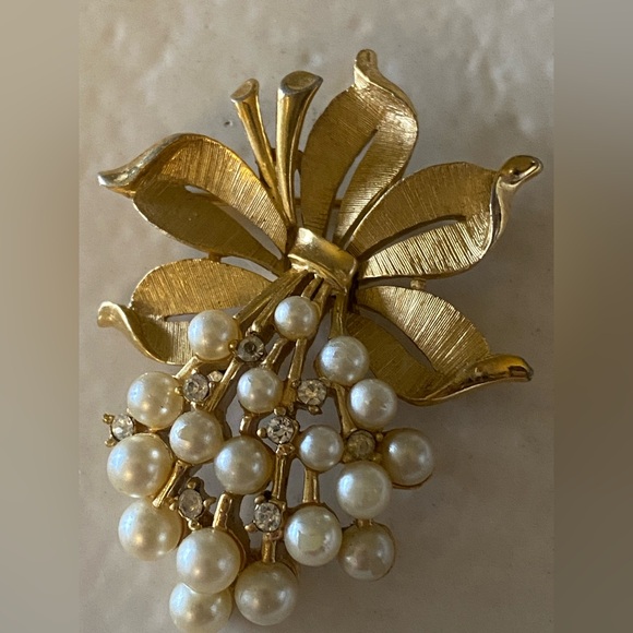 Vintage 60’s Trifari Pearl & Rhinestone Pin - Picture 4 of 9